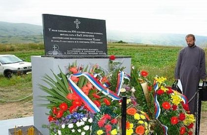 Споменик на мјесту масовне гробнице Камен код Гламоча
