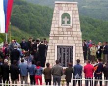 Споменик побијеним српским цивилима у Јошаници на Никољдан 1992.