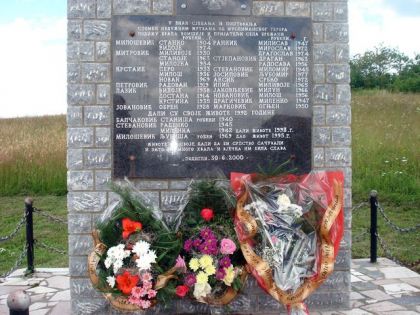 Споменик страдалим Србима у сребреничком селу Брежани