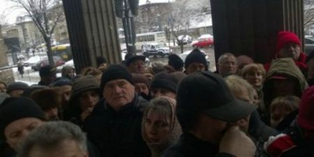 Срби из Хрватске чекају испред хрватског конзулата у Београду