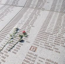 Сребреница - спомен плоча