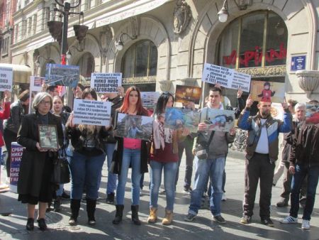 Српски сабор "Заветници" почео је данас кампању "Србија никад у НАТО" потписивањем петиције у свим градовима против уласка државе у Алијансу.