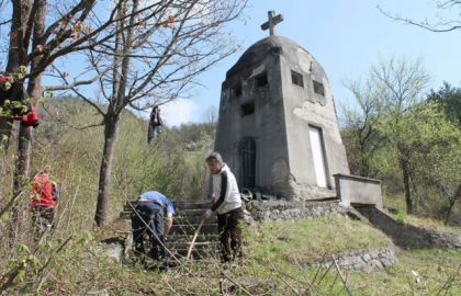 Спомен костурница у Вардишту