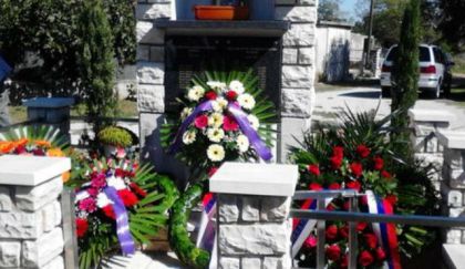 Споменик српским цивилима убијеним у Вариводама