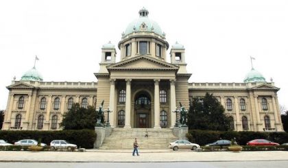 Забранити перформанс испред зграде Скупштине Србије
