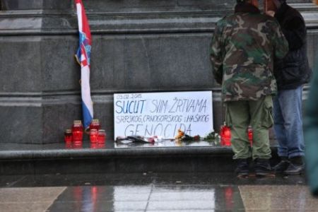 Свеће и порука на споменику бану Јелачићу у Загребу