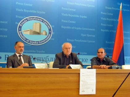 Zoran
Blagojević, Nedeljko Mitrović i Zdravko Jorgić at a press conference