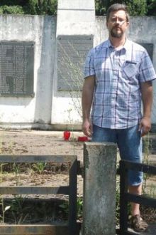 Драган Крошњар испред споменика са 1.029 имена