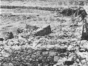 Ostaci nedovršene kamene zidanice u Slani, koju su u srpnju 1941. počeli graditi logoraši