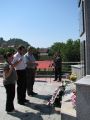 Туњице код Новог Града, 5.8.2012., делегација Веритаса полаже цвијеће и пали свијеће
