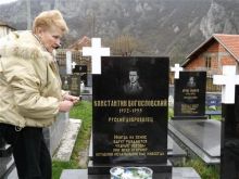 Мајка код споменика руском добровољцу