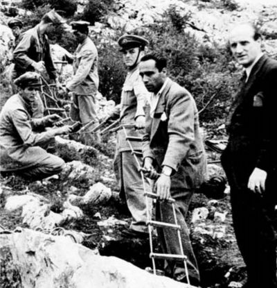 Jame: Jadna od originalnih fotografija, prikazuje vadjenje tijela iz jame u koju su Titovi vojnici bacili nevine italijanske civile