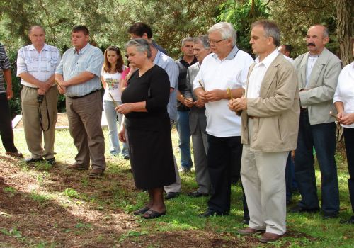 Na groblju u srpskom selu Gornje Selište kod Gline na Baniji u subotu, 7. avgusta održan je parastos srpskim civilnim žrtvama Oluje.