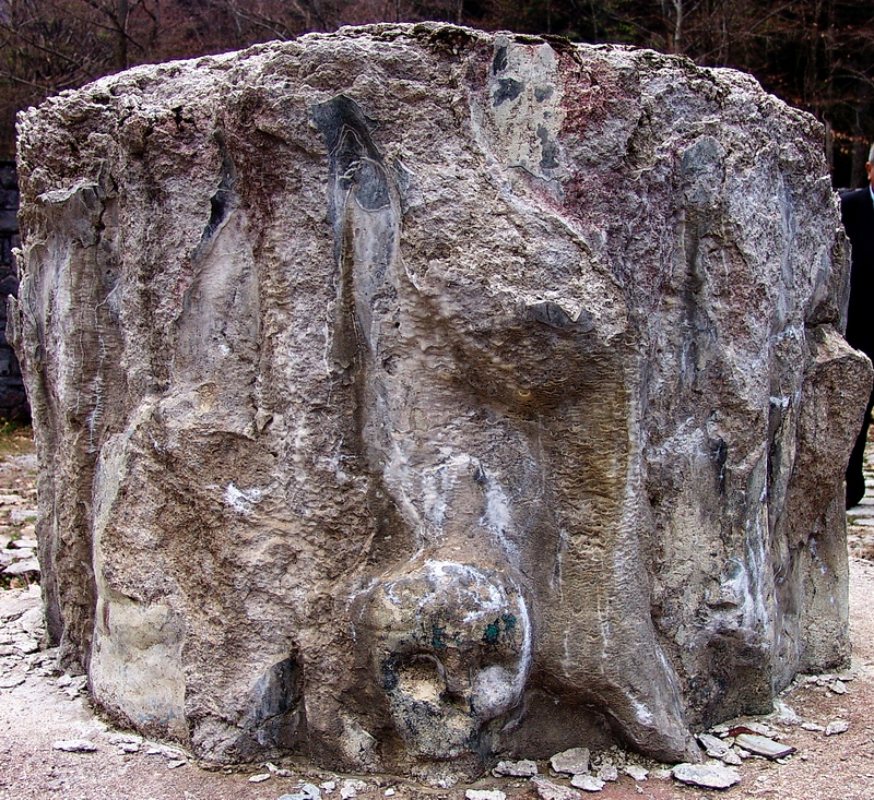 26.4.2010. - Ostatak srušenog spomenika Jadovinskim žrtvama kod Šaranove jame na Velebitu, R. Hrvatska