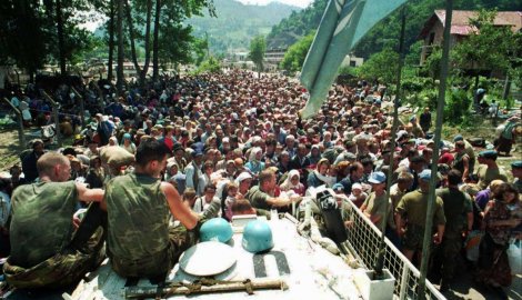 Цивили око возила унпрофора у Сребреници