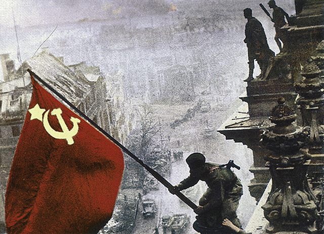 tl_files/ug_jadovno/img/stratista/2015/Sovjetski_vojnik_postavlja_zastavu_na_njemacki_Rajhstag_u_Berlinu_1945..jpg
