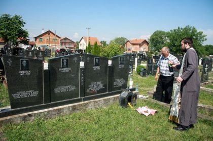 Парастос над гробницом закланих чланова породице Симић