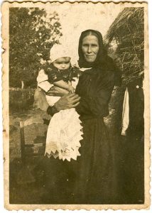 Никола Крајновић у наручју своје баке Анђелије, почетком 1941.