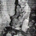Dragan Maksimović sa jednom od nađenih lobanja na čijem se čelu jasno vidi pukotina od udarca maljem. Neznana žrtva očigledno nije, kao drugi, danima umirala na dnu ponora