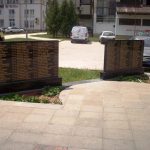 На централном спомен-обиљежју на Палама постављено је осам плоча на којима су уклесана имена 536 бораца, припадника Војске и Министарства унутрашњих послова Републике Српске погинулих у протеклом Одбрамбено-отаџбинском рату