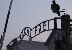 „Рад ослобађа“ – натпис изнад главне капије злогласног логора Аушвиц