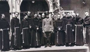 Ustaški vođa Ante Pavelić sa fratrima Katoličke crkve