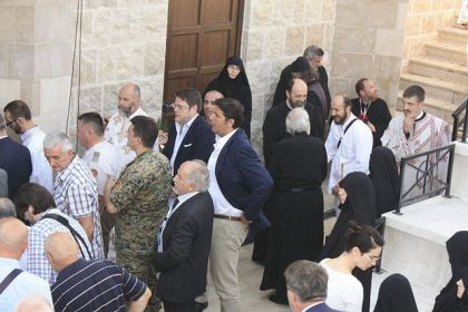 Дејан Бодирога међу верницима чека ред да уђе у Храм