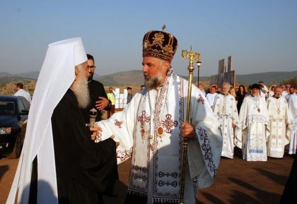 Епископ Григорије дочекује патријарха Иринеја у Пребиловцима