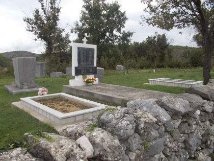 Гробница жртава и споменик на гробљу