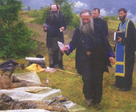 Митрополит Амфилохије врши опијело над убијеним Србима на Косову и Метохији