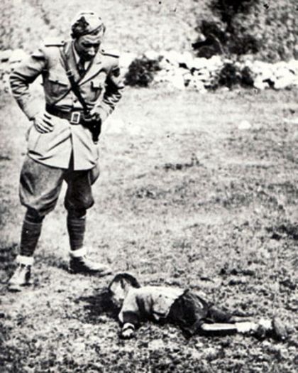 Италијански војник поред убијеног српског дјетета