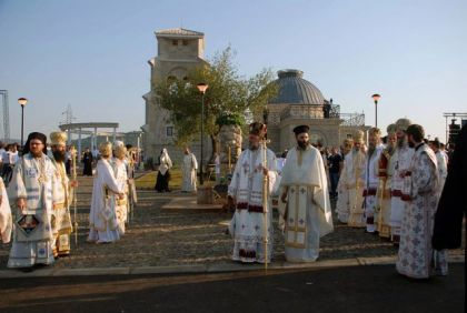 Свечана литија испред Храма Христовог Васкрсења у Пребиловцима