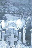 Браћа  ВЕЉКО, ТОДОР и БОЖИДАР БОШКОВИЋ над оскрнављеним и оштећеним  породичним спомеником на гробљу у Доњим Рујанима