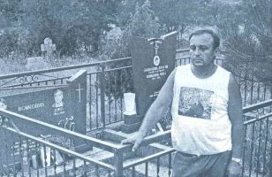 МИЛЕ БОШКОВИЋ поред споменика који су он и брат му Илија подигли родитељима у Рујанима (снимљено у љето 1990. године), а ту почива и Милев трогодишњи син Драган