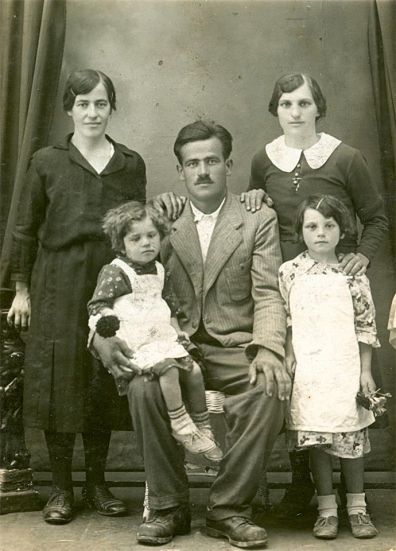 
<p>Nikolin otac Nikola, sjedi i drži u krilu ćerku Nadu.
Lijevo od njega stoji njegova starija ćerka Mileva. Iza njih stoje Nikolina tetka
(tatina sestra) i njegova majka Jelena (sa „bubi“ kragnom). Fotografija je snimljena
1937- 1938.</p>

