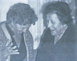 KSENIJU
PAVLOVIĆ (lijevo) prilikom prvog posleratnog dolaska u Livno na kućnom pragu je
dočekala njena snaha ZORA