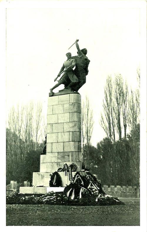 Споменик првих регрута у Скопљу