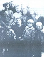 Неки италијански војник је 21. августа 1941.године снимио групу српске дјеце пред кућом ИЛИЈЕ КОЊИКА, гдје су била склоњена пред пријетњама усташких кољача. С лијева на десно, у првом реду:МИЛА и МЛАДЕН ВУЛЕТА, ДРАГИЊА КОЊИК (Илијина супруга),МИЛАН ВУЛЕТА И СВЕТОЗАР ЉУБОЈА. У другом реду: НИКОЛА ЉУБОЈА, БЛАГОЈЕ КОЊИК, ВЛАЈКО ЛОВРЕН, НЕВЕНКА КОЊИК и ГОСПАВА КОЊИК. У трећем реду: АНГЕЛА ПАВЛОВИЋ, ИКОНИЈА ШЕШУМ и БОСИЉКА ЉУБОЈА