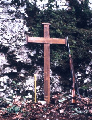 Педесет година касније над јамом Равни долац - свијећа, крст и пушка