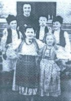 Ovo je fotografija sa poslednje svetosavske zabave u Livnu 27.januara 1941. godine. U prvom redu (slijeva na desno) VESNA MITROVIĆ (ćerka dr DUŠANA MITROVIĆA, koja je takođe zaklana u šumi Koprivnici) i SVJETLANA PUŠKAREVIĆ. U drugom redu su: MILUTIN PAVLOVIĆ, DEJAN STEVIĆ (takođe ubijen 1941.) i VELjKO KRAVARUŠIĆ, a iza njih je učiteljica ANGELA  PUCARIĆ – LALIĆ (zverski likvidirana u Koprivnici zajedno sa trogodišnjim sinčićem ZDRAVKOM)