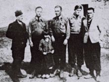 Šestoro preživjelih Crnogoraca: PERO, RAJKO, ILIJA (Rajkov brat), LUKA i MIJO, a ispred njih MARA CRNOGORAC