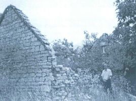 ТОДОР БОШКОВИЋ испред зидине разорене породичне куће у Доњим Рујанима