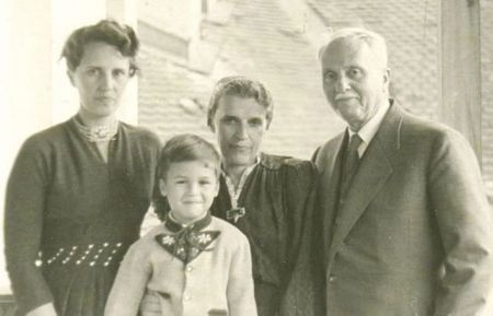 Diana sa mužem, ćerkom i unukom