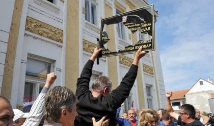 "Domoljubi" lupaju ćirilične table u Vukovaru