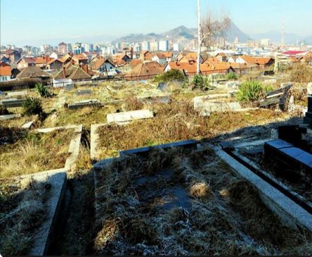 Pogled na Kosovku Mitrovicu sa oskrnavljenog groblja