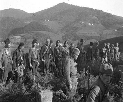 Sahrana kurira jedne ustaničke jedinice u Rudniku, kojoj zajedno prisustvuju četnici i partizani