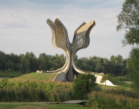 Spomenik u Jasenovcu