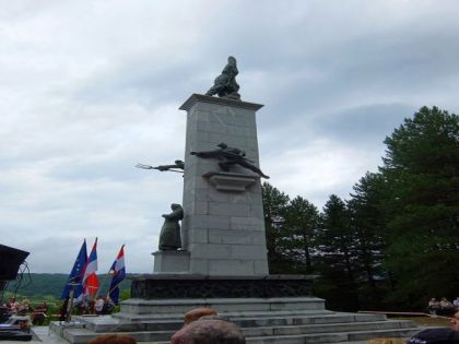 Споменик у Србу