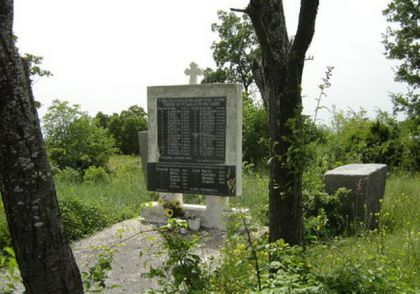 Споменик жртвама, подигнут на православном гробљу у Љубљеници.