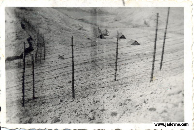 Ексхумациjе и спаљивање ексхумираних лешева у логору Слана на острву Паг у Хрватскоj. Италиjанска фотографиjа из септембра 1941. Јевреjски музеj у Београду.